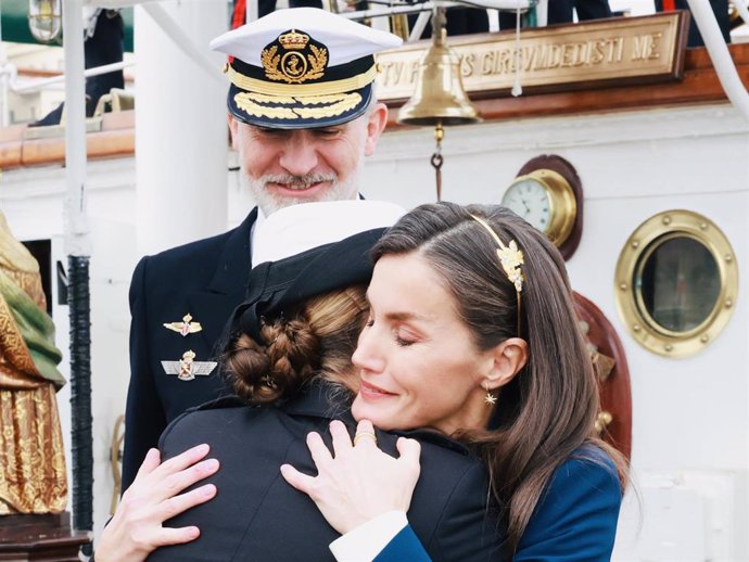 Los reyes, Don Felipe y Doña Letizia, se despiden de la Princesa Leonor en Cádiz