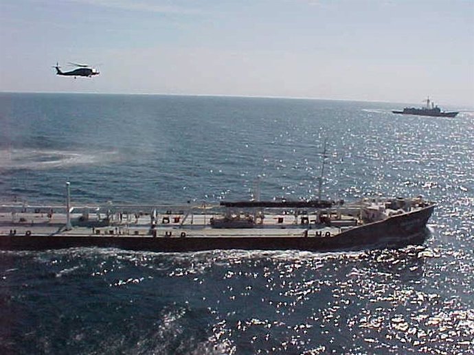 Archivo - Feb. 3, 2000 - U.S. - KRT WORLD NEWS STORY SLUGGED: RUSSIA-SHIP KRT PHOTOGRAPH BY US NAVY (KRT107 - February 4 ) Air and sea assets of the U.S. Navy Maritime Interception Force (MIF) shadow the Russian-flagged tanker Volgoneft-147, foreground, o