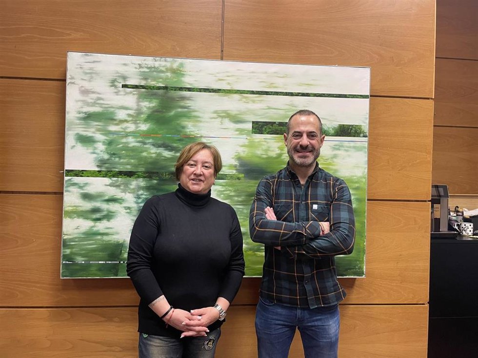 La concejala de Festejos, Mercados y Bienestar Animal de Siero, Ana Nosti, y el alcalde de Siero, Ángel García.