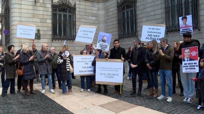 Unes 20 persones es manifesten aquest dissabte a la plaça Sant Jaume de Barcelona contra el decret 11/2020 que impedeix desnonar a persones vulnerables