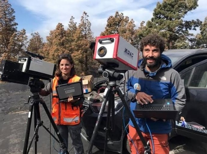 Investigadores del proyecto que estudia la composición química del penacho volcánico de la erupción de Tajogaite (La Palma)