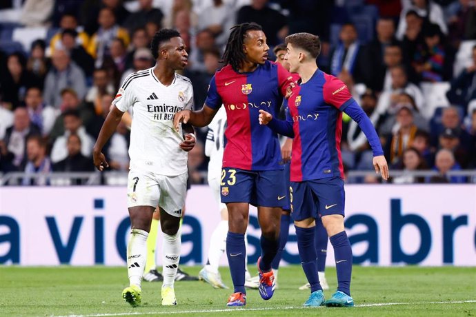 Archivo - El delantero del Real Madrid Vinícius Júnior se encara con Pablo Martín 'Gavi', del FC Barcelona, en un Clásico en el Santiago Bernabéu. 