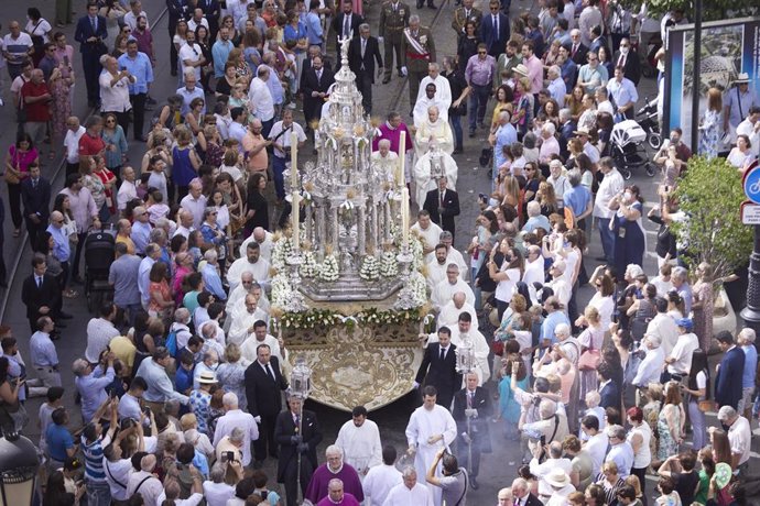 Archivo - La Custodia de Arfe durante la celebración de la procesión del Corpus Christi en Sevilla.