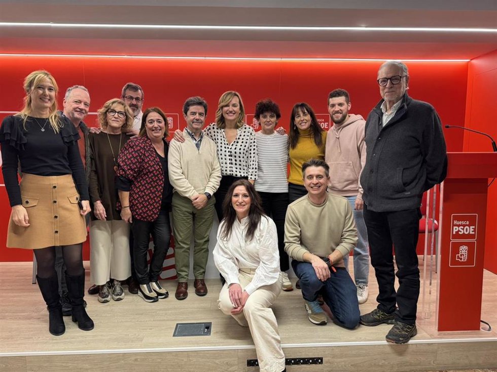 La candidata a la secretaría general del PSOE Aragón, Pilar Alegría, en el centro, posa junto al expresidente de Aragón Marcelino Iglesias, primero por la derecha, y el exalcalde de Huesca Luis Felipe, al lado de la ministra, en el acto de Huesca.