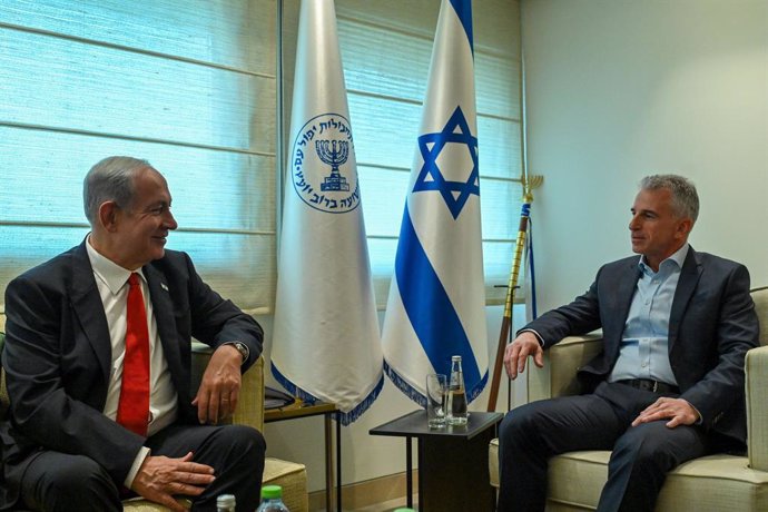 Archivo - January 1, 2023, Undisclosed, Israel: Incoming Prime Minister BENJAMIN NETANYAHU (L) holds a work meeting with Mossad Director DAVID BARNEA (R) at Mossad headquarters. According to the PM's Office Netanyahu was updated on the full range of Mossa