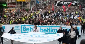 Miles de personas piden en Bilbao "abrir las puertas de las celdas" a los presos de ETA con la legislación ordinaria