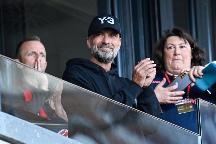 Archivo - 15 September 2024, Rheinland-Pfalz, Mainz: Juergen Klopp (C), former Mainz coach and player, stands in the stands ahead of the Germany Bundesliga soccer match between FSV Mainz 05 and Werder Bremen at Mewa Arena. Photo: Uwe Anspach/dpa - WICHTIG