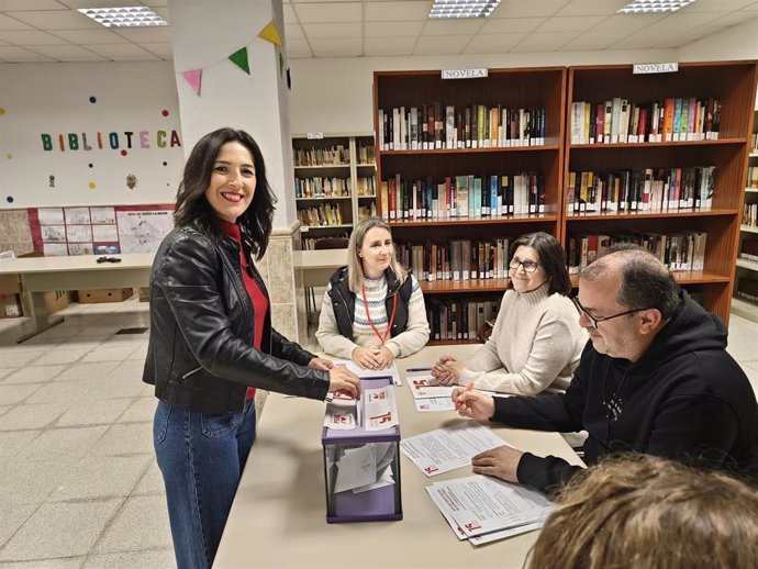 La candidata a la Secretaría General del PSOE de Extremadura Esther Gutiérrez vota en las primarias del partido en Zarza la Mayor (Cáceres)