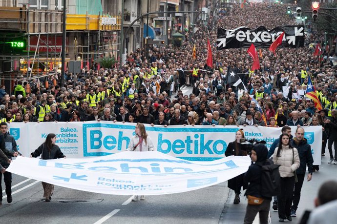 Decenas de miles de personas  se manifiestan en Bilbao, convocadas por la red ciudadana Sare