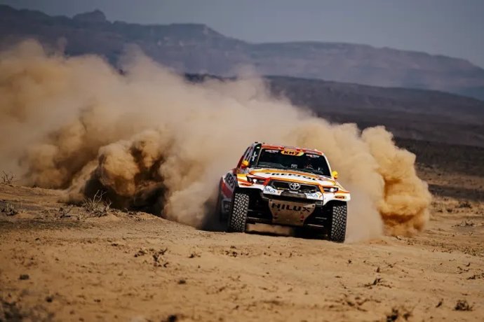 Isidre Esteve y Txema Villalobos, en su Toyota Hilux T1+ durante el Rally Dakar 2025.