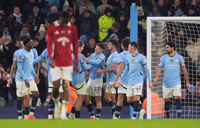 11 January 2025, United Kingdom, Manchester: Manchester City's James McAtee (5th R) celebrates scoring his side's eighth goal with teammates during the English FA Cup third round soccer match between Manchester City and Salford at the Etihad Stadium. Phot