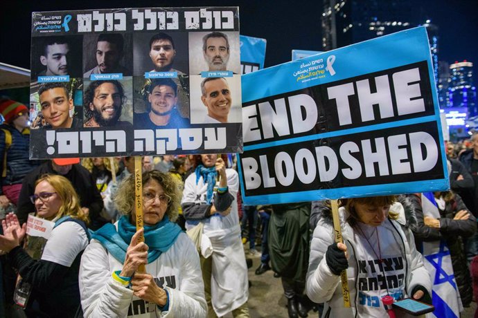 January 4, 2025, Tel Aviv, Israel: A protest calling for the overthrow of the Israeli government and demanding the return of hostages held in Gaza for 456 days, even if it requires halting the fighting.