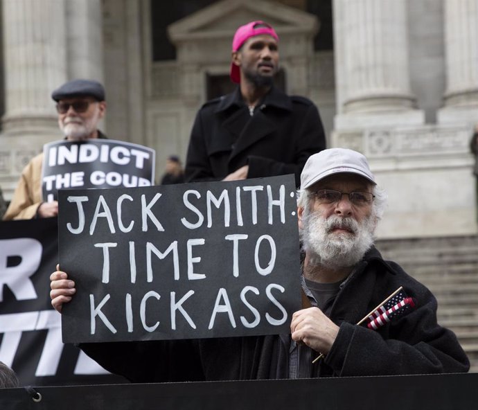 Archivo - Manifestación contra Trump y en apoyo al fiscal federal Jack Smith que investiga su implicación en el asalto al Capitolio del 6 de enero de 2021