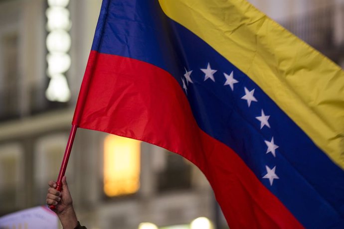 January 9, 2025, Madrid, Spain: A man from the Venezuelan community living in Madrid holds a Venezuelan flag during a demonstration under the slogan ''Venezuela is all of us, glory to the brave people'', against the regime of Nicolas Maduro prior to his i