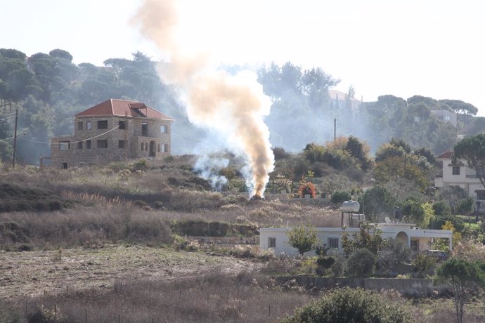 Archivo - RACHAYA AL FOUKHAR, Dec. 4, 2023  -- Smoke caused by Israeli bombing rises in Rachaya al-Foukhar, Lebanon, on Dec. 3, 2023. Tensions along the Lebanon-Israel border escalated after Hezbollah fired dozens of rockets toward Shebaa Farms on Oct. 8 