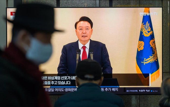 Archivo - December 12, 2024, Seoul, South Korea: A 24-hour Yonhapnews TV broadcast at Yongsan Railway Station shows South Korean President Yoon Suk Yeol delivering a speech at the Presidential Office in Seoul. South Korean President Yoon Suk Yeol, defende