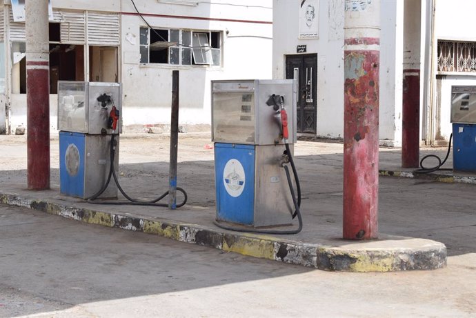 Archivo - ADEN, Sept. 27, 2018  A petrol station is seen empty in the southern port city of Aden, Yemen, on Sept. 23, 2018. A severe fuel crisis hit Yemen's southern port city of Aden, allowing black market traders a golden chance to prosper but extremely