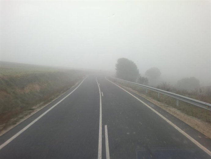 Archivo - Niebla en la carretera. Imagen de archivo