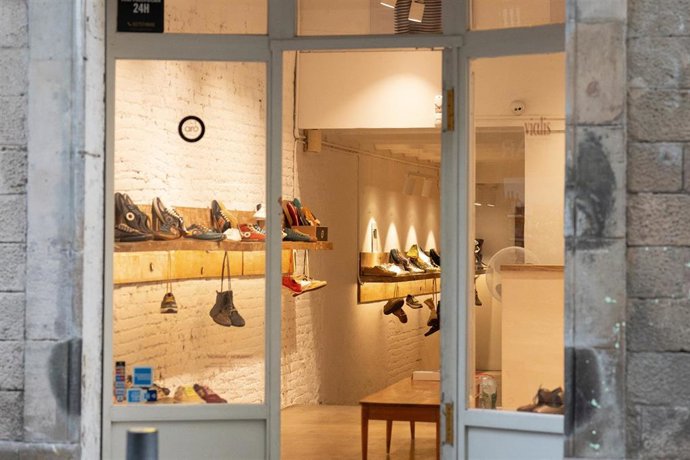 Archivo - Entrada a una zapatería, a 17 de octubre de 2023, en Barcelona, Catalunya (España). 