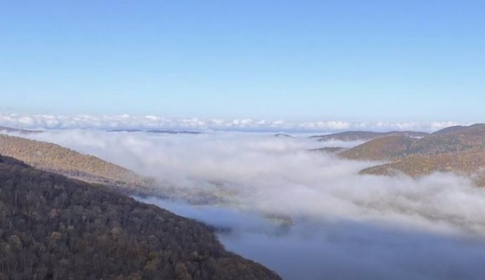 Archivo - La acumulación de aire frío es un fenómeno en el que el aire frío cae desde las cimas de las montañas hacia los valles que se encuentran debajo.