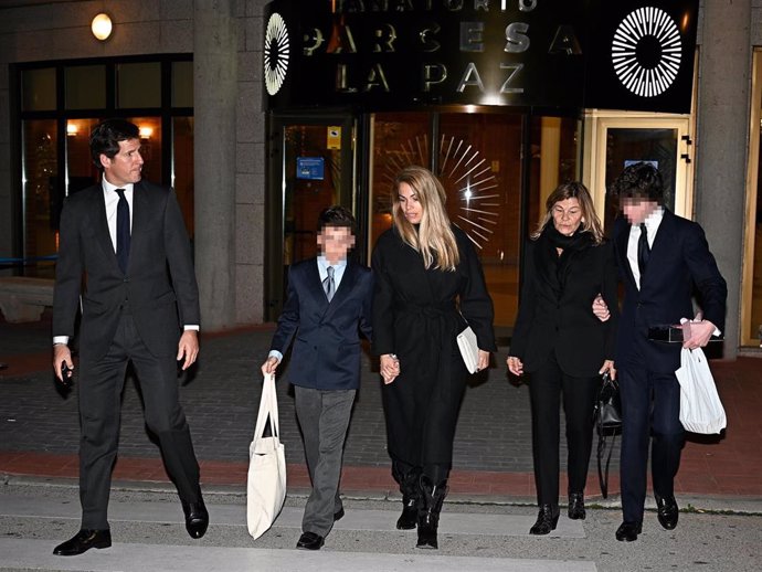 LA FAMILIA LAPIQUE SALE DE LA MISA FUNERAL EN HONOR A MANUEL LAPIQUE