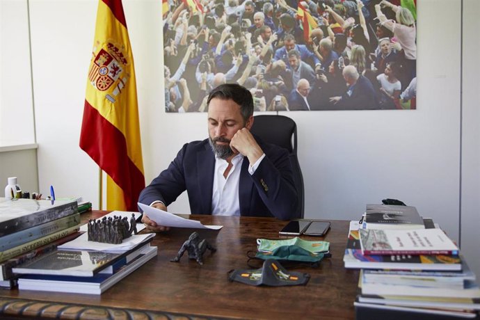 Archivo - El presidente de Vox, Santiago Abascal, posa tras una entrevista con Europa Press en la sede del partido, en Madrid (España) a 4 de agosto de 2020.