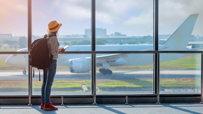 Viajera en un aeropuerto.