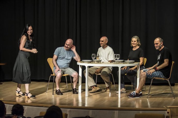 La autora Denise Despeyroux durante un taller en La Térmica.