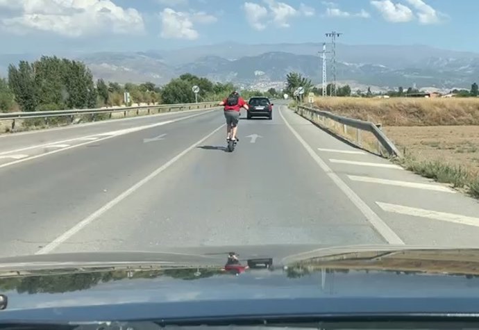 Archivo - El usuario de un patinete circular por una vía interurbana en Almería.