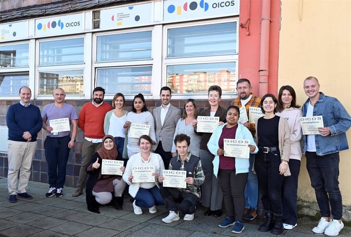 Archivo - El Ayuntamiento de Santander entrega los diplomas a los alumnos del último curso de español de 2023