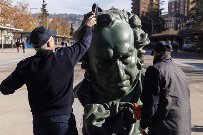 Imágenes de las estatuas y la exposición fotográfica conmemorativa de los Premios Goya en las calles de Granada. Imagen de archivo. 