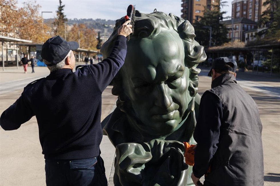 Imágenes de las estatuas y la exposición fotográfica conmemorativa de los Premios Goya en las calles de Granada. Imagen de archivo.