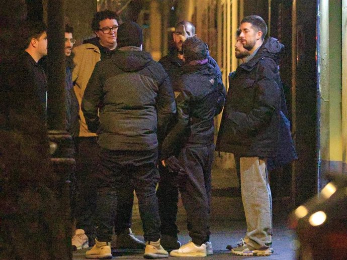 David Broncano sale de un restaurante con sus compañeros de La Revuelta", a 8 de enero de 2024, en Madrid (España)