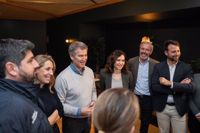 Fernando López Miras, María Guardiola, Alberto Núñez Feijóo, Isabel Díaz Ayuso, Jorge Azcón i Álvaro Queipo durant la trobada del PP a Colunga