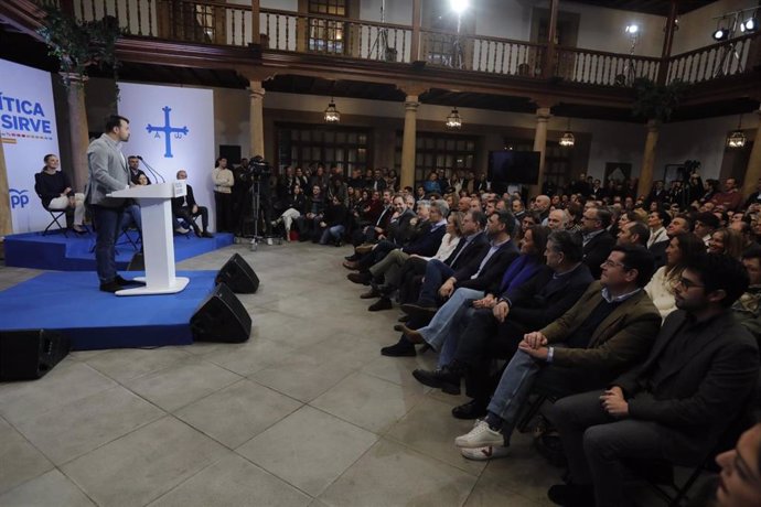 El presidente del PP de Asturias, Álvaro Queipo, durante su intervención en la clausura de la cumbre del PP en Asturias celebrada en el Hotel de la Reconquista de Oviedo