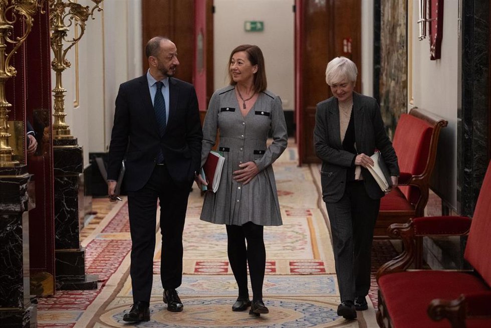 (I-D) El vicepresidente primero de la Mesa del Congreso, Alfonso Rodríguez Gómez de Celis; la presidenta del Congreso de los Diputados, Francina Armengol y la secretaria segunda de la Mesa del Congreso, Isaura Leal, a su llegada a una reunión de la Mesa