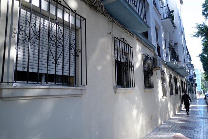 Archivo - Bloque de viviendas en una barriada de Málaga, en una imagen de recurso.