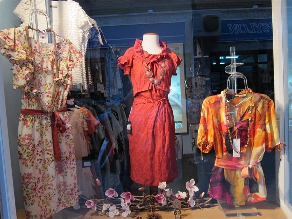 Archivo - Escaparate de una tienda de ropa y complementos. Comercio.