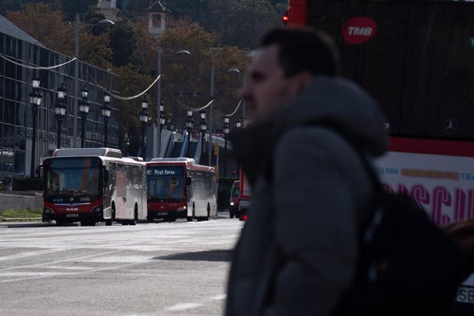Archivo - Dos autobuses, a 13 de diciembre de 2024, en Barcelona (Catalunya)