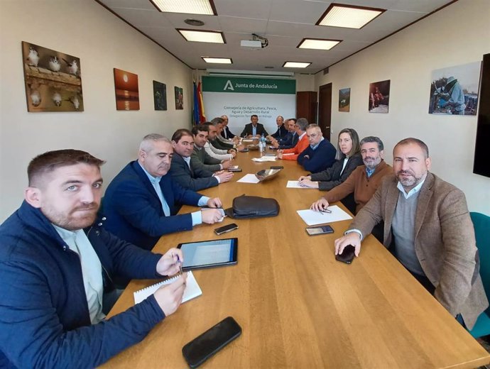 Imagen de la reunión mantenida con los representantes de las empresas adjudicatarias de estas obras de emergencia.