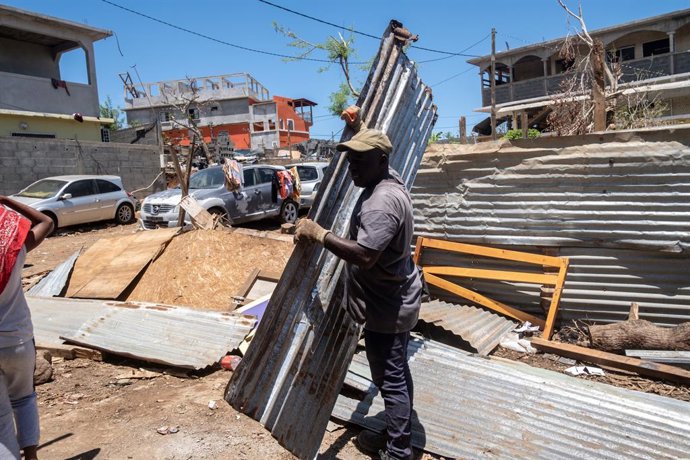 January 1, 2025, mayotte: A man collects metal sheets which he will use to rebuild his home. January 1, 2025. Kaweni, France...The island of Mayotte is devastated after the passage of Cyclone Chido which hit the island on December 14. The population of 