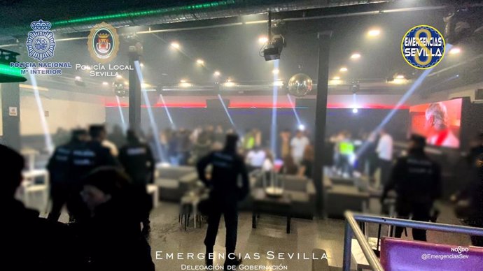 Archivo - Imagen de archivo de una actuación policial en una discoteca de Sevilla