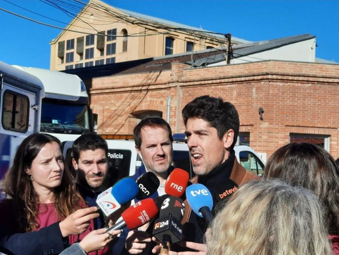 El portavoz de los Comuns en el Parlament, David Cid, en una atención a los medios este domingo