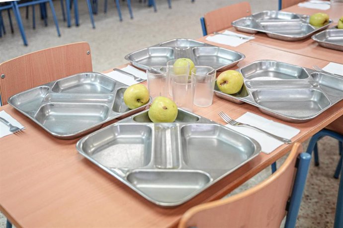 Archivo - Detalle de una de las bandejas de la comida en un comedor escolar. Imagen de archivo. 