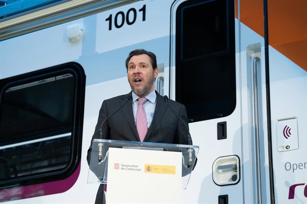 El ministro de Transportes y Movilidad Sostenible, Óscar Puente, interviene durante su visita a la fábrica de Alstom, a 10 de enero de 2025, en Santa Perptua de Mogoda, Barcelona, Catalunya (España). El ministro ha visitado la fábrica de Alstom España,