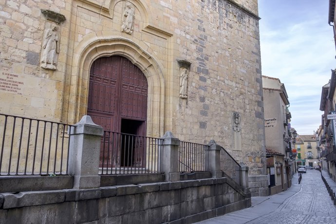 El alcalde de Torrecaballeros (Segovia) denuncia que se le niega la comunión por su "condición sexual y vivir en pareja"