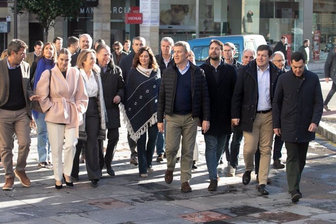 Alberto Núñez Feijóo con líderes y presidentes autonómicos del PP a su llegada al Hotel de la Reconquista de Oviedo para la clausura de la cumbre del partido celebrada este fin de semana en Asturias