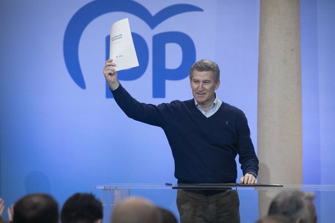 El presidente del PP, Alberto Núñez Feijóo, durante la clausura del acto de presentación de la 'Declaración de Asturias', en el Hotel de la Reconquista, a 12 de enero de 2025, en Oviedo, Asturias (España). Feijóo, y sus 'barones' territoriales han acudido