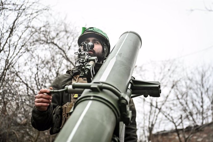 Un militar ucraniano con un mortero en Toretsk, Donetsk, Ucrania