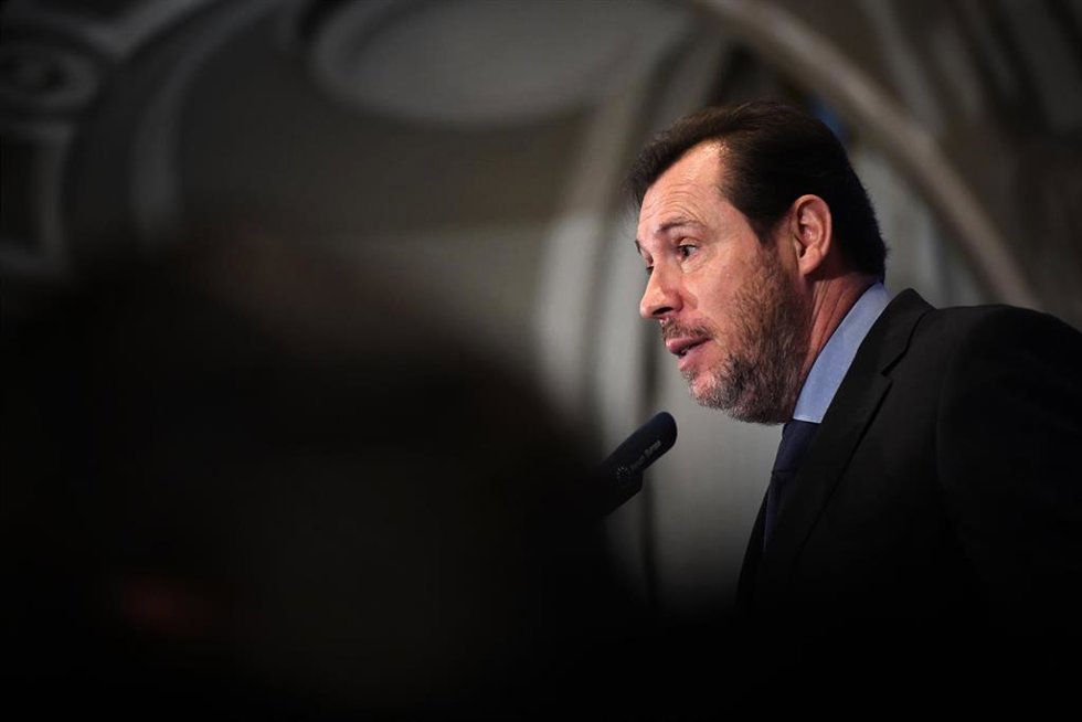 El ministro de Transportes y Movilidad Sostenible, Óscar Puente, interviene en el Foro de la Nueva Economía, en el Hotel Mandarin Oriental Ritz, a 9 de enero de 2025, en Madrid (España).